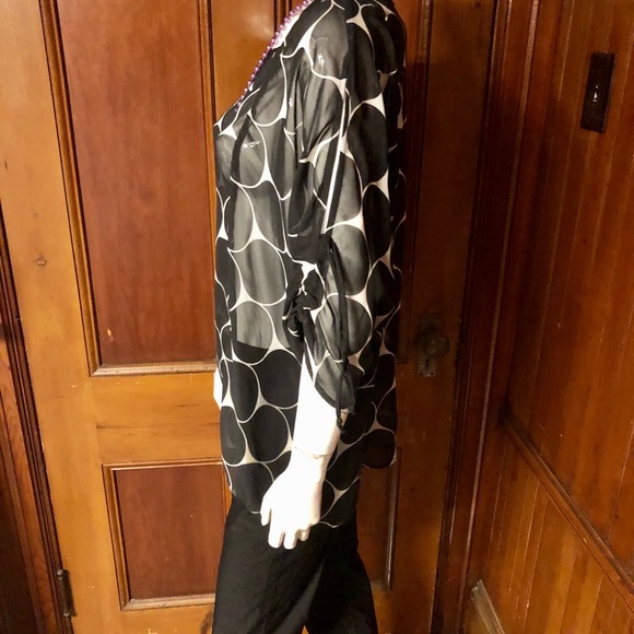 Black and white sheer blouse with peekaboo sleeve - Picture 5 of 6